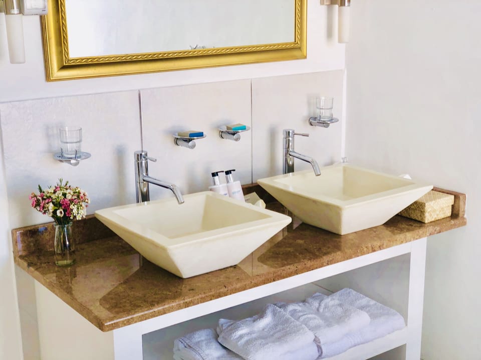 Classic Twin Room | Bathroom | Deep soaking tub, free toiletries, hair dryer, bathrobes