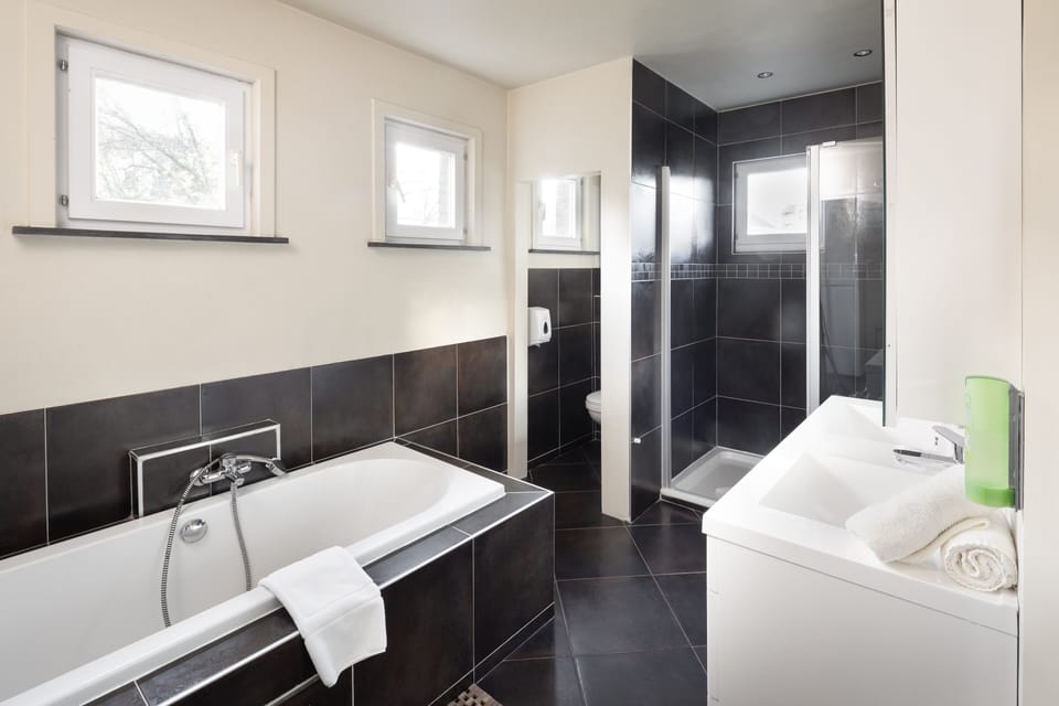 Room, 3 Bedrooms (2 Bathrooms) | Bathroom | Shower, towels