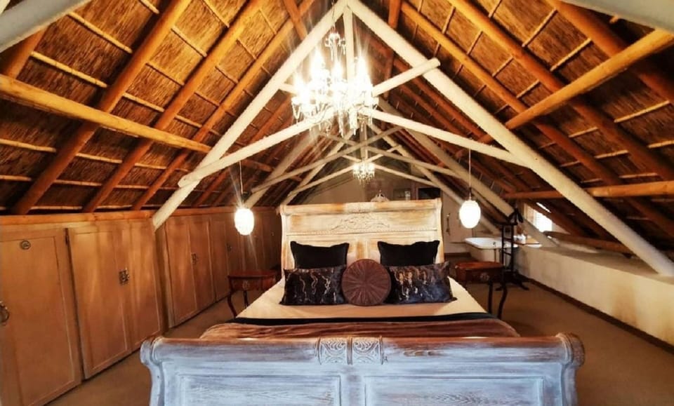 Executive Suite | Premium bedding, pillowtop beds, minibar, in-room safe