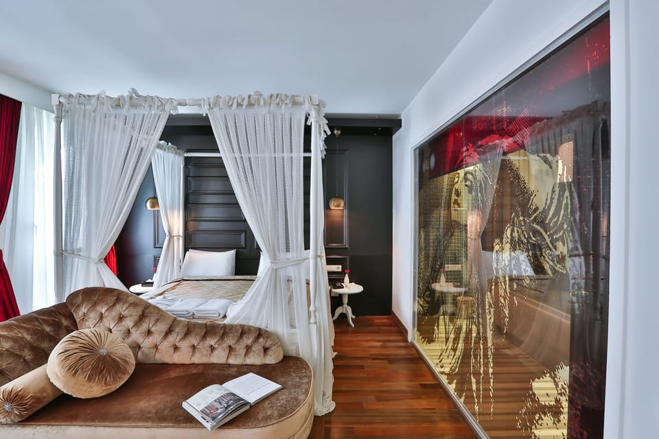 King Suite | Living area | 32-inch LCD TV with satellite channels, TV