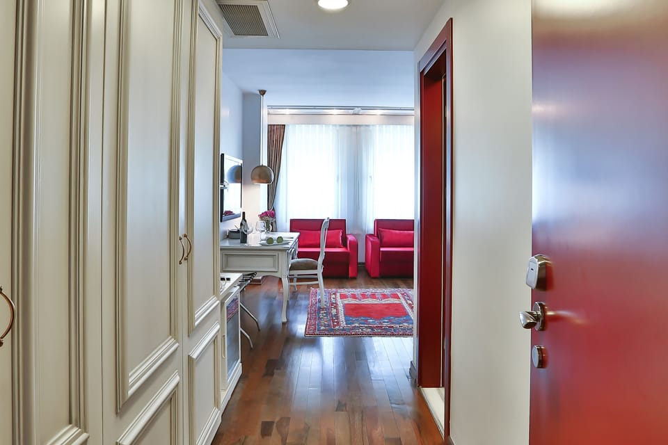 King Suite | Living area | 32-inch LCD TV with satellite channels, TV