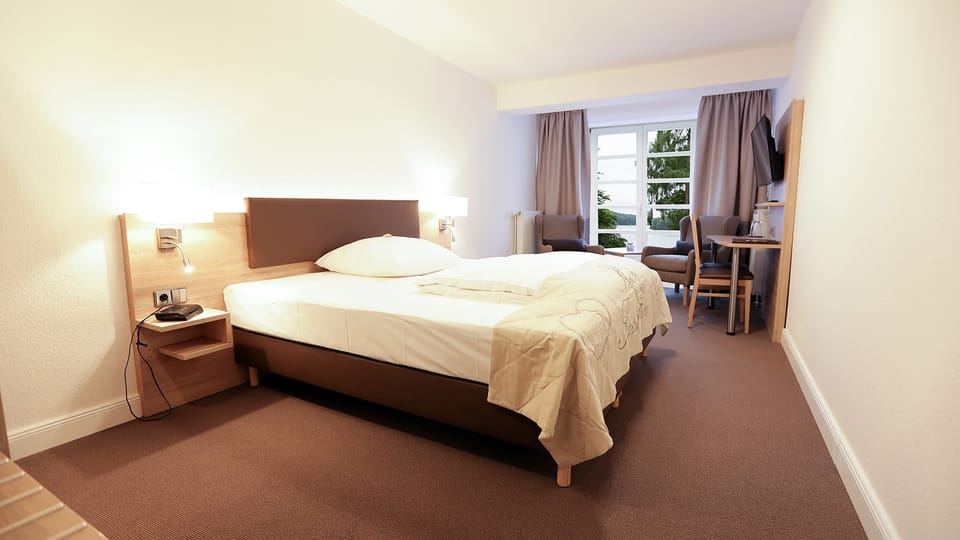 Hypo-allergenic bedding, minibar, in-room safe, desk