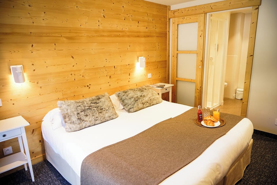 Superior Double Room | Desk, soundproofing, iron/ironing board, free cribs/infant beds