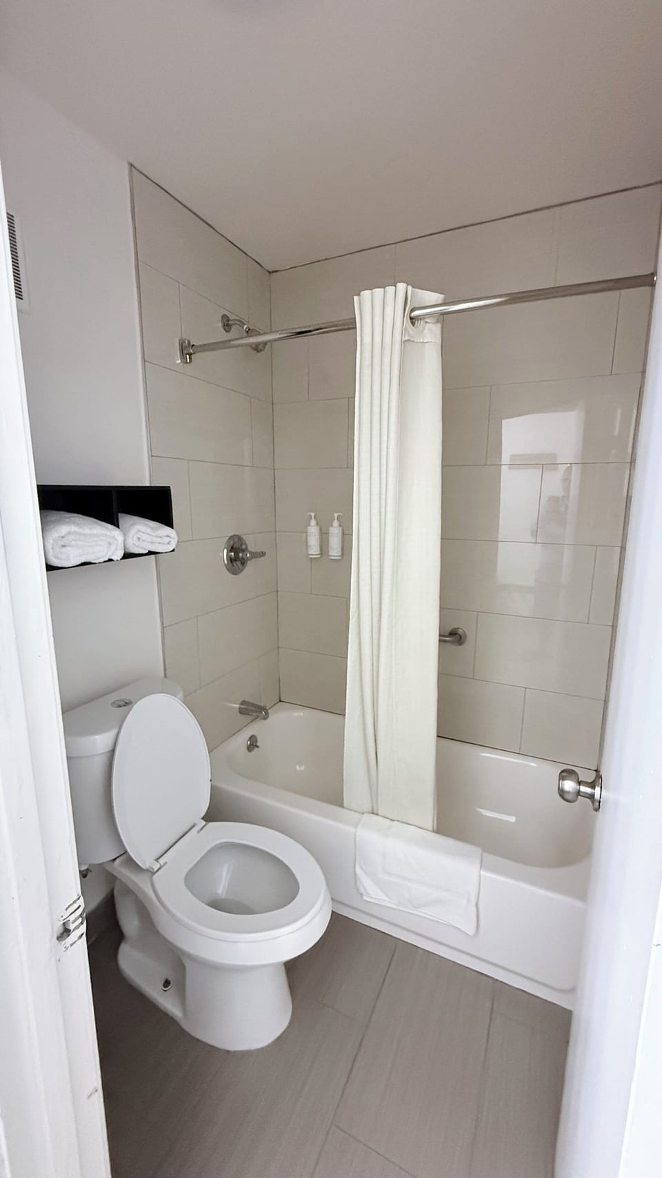 Combined shower/tub, free toiletries, hair dryer, towels