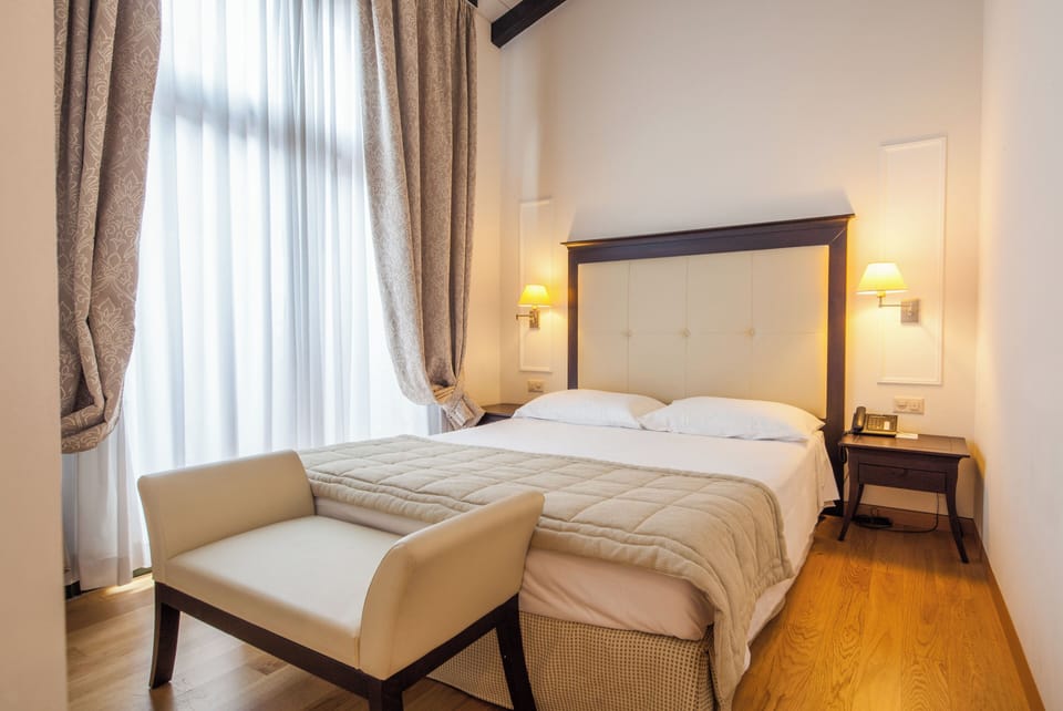 Double Room | Hypo-allergenic bedding, minibar, in-room safe, desk