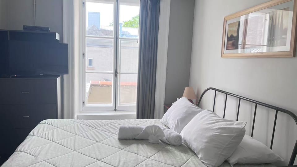 Queen size bed Room, Private Bathroom | Desk, iron/ironing board, free WiFi, bed sheets