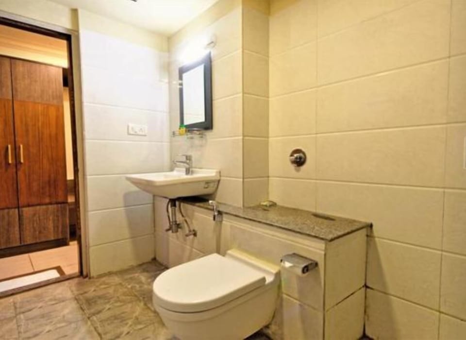 Deluxe Room, 1 Double Bed | Bathroom | Shower, rainfall showerhead, free toiletries, towels