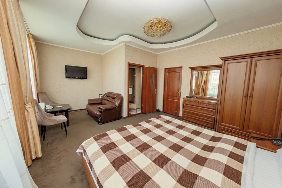 Suite, Courtyard View | In-room safe, iron/ironing board, free WiFi, bed sheets