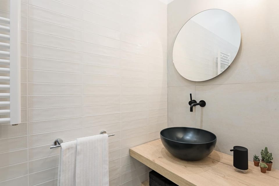 Shower, free toiletries, hair dryer, bidet