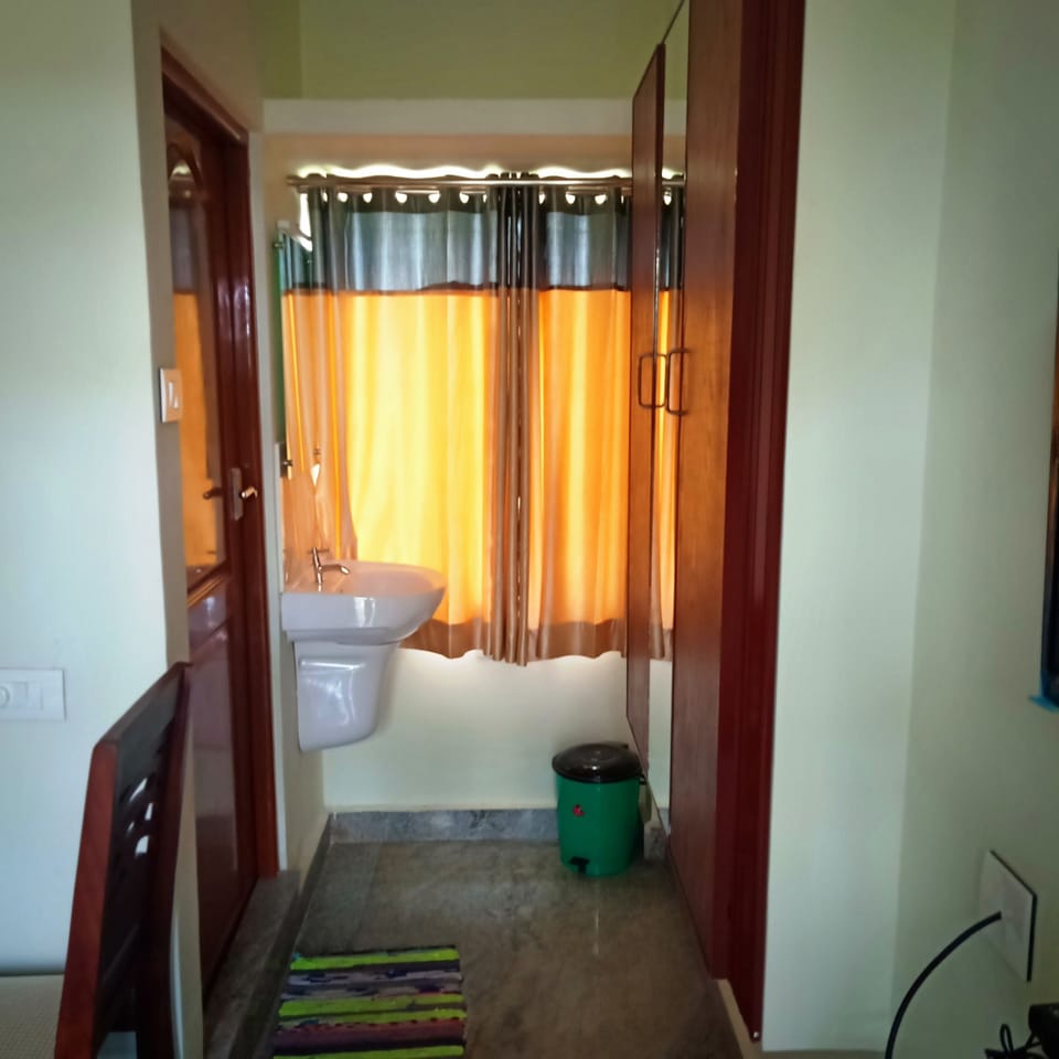 In-room safe, desk, rollaway beds, bed sheets