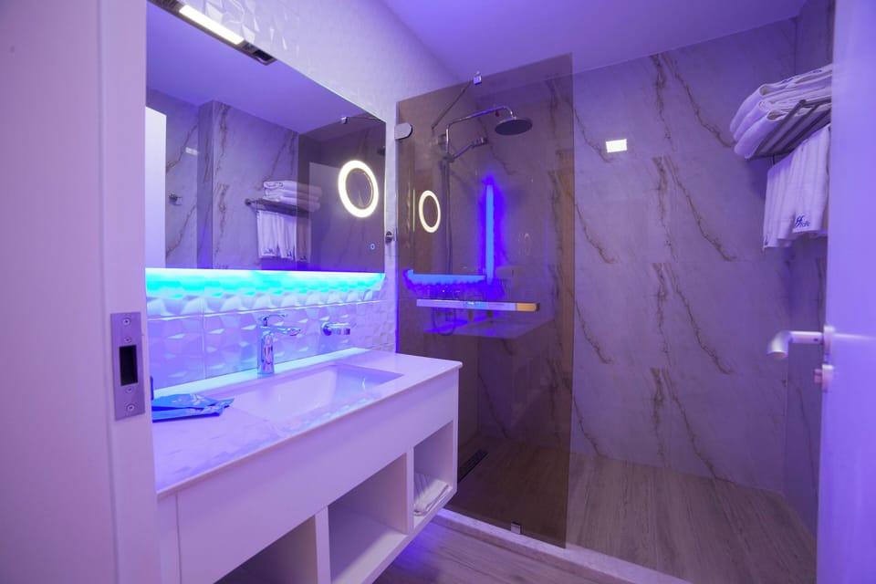 Shower, rainfall showerhead, free toiletries, hair dryer