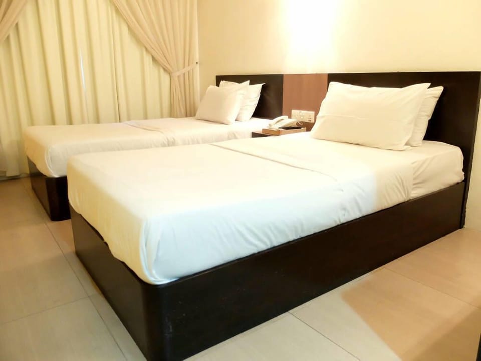 Deluxe Twin Room | Desk, blackout drapes, soundproofing, iron/ironing board (on request)