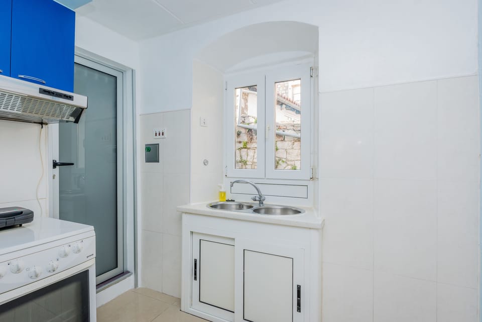 Apartment, 1 Bedroom | Private kitchen | Fridge, microwave, oven, stovetop