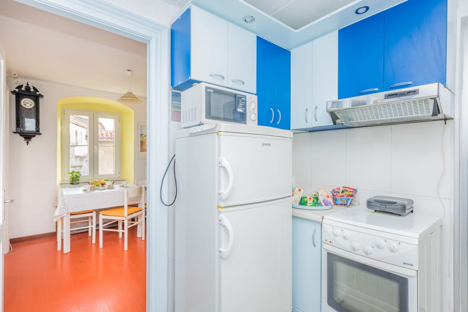 Apartment, 1 Bedroom | Private kitchen | Fridge, microwave, oven, stovetop