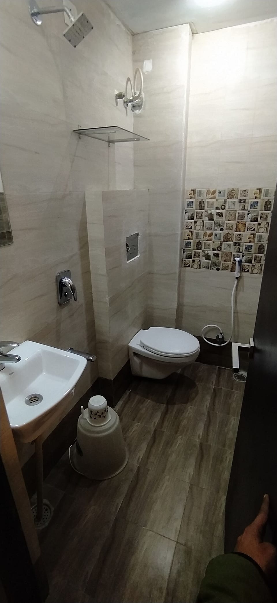 Basic Twin Room | Bathroom | Shower, rainfall showerhead, free toiletries, bathrobes