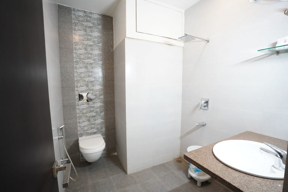 Shower, rainfall showerhead, free toiletries, bathrobes