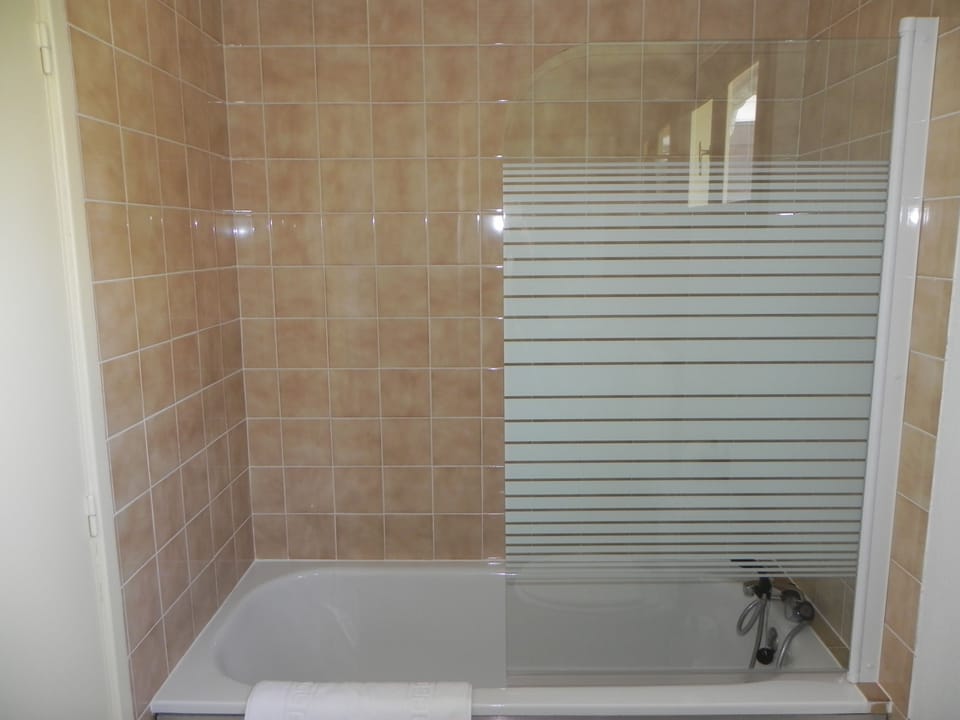 Standard Room, 1 Double Bed | Bathroom | Bathtub, hair dryer, towels