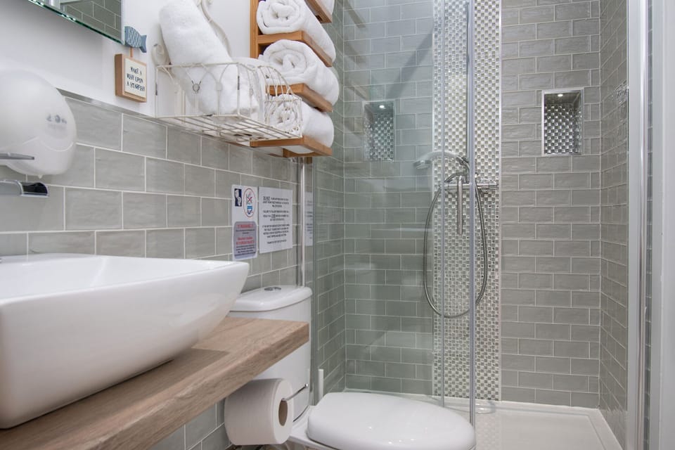 Superior Double or Twin Room, Partial Sea View | Bathroom shower