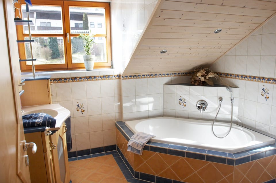 100sqm Vacation Home with Balcony and Mountain View | Bathroom | Towels
