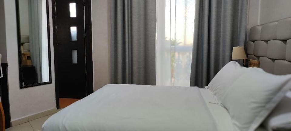 Double Room Single Use | In-room safe, desk, blackout drapes, soundproofing