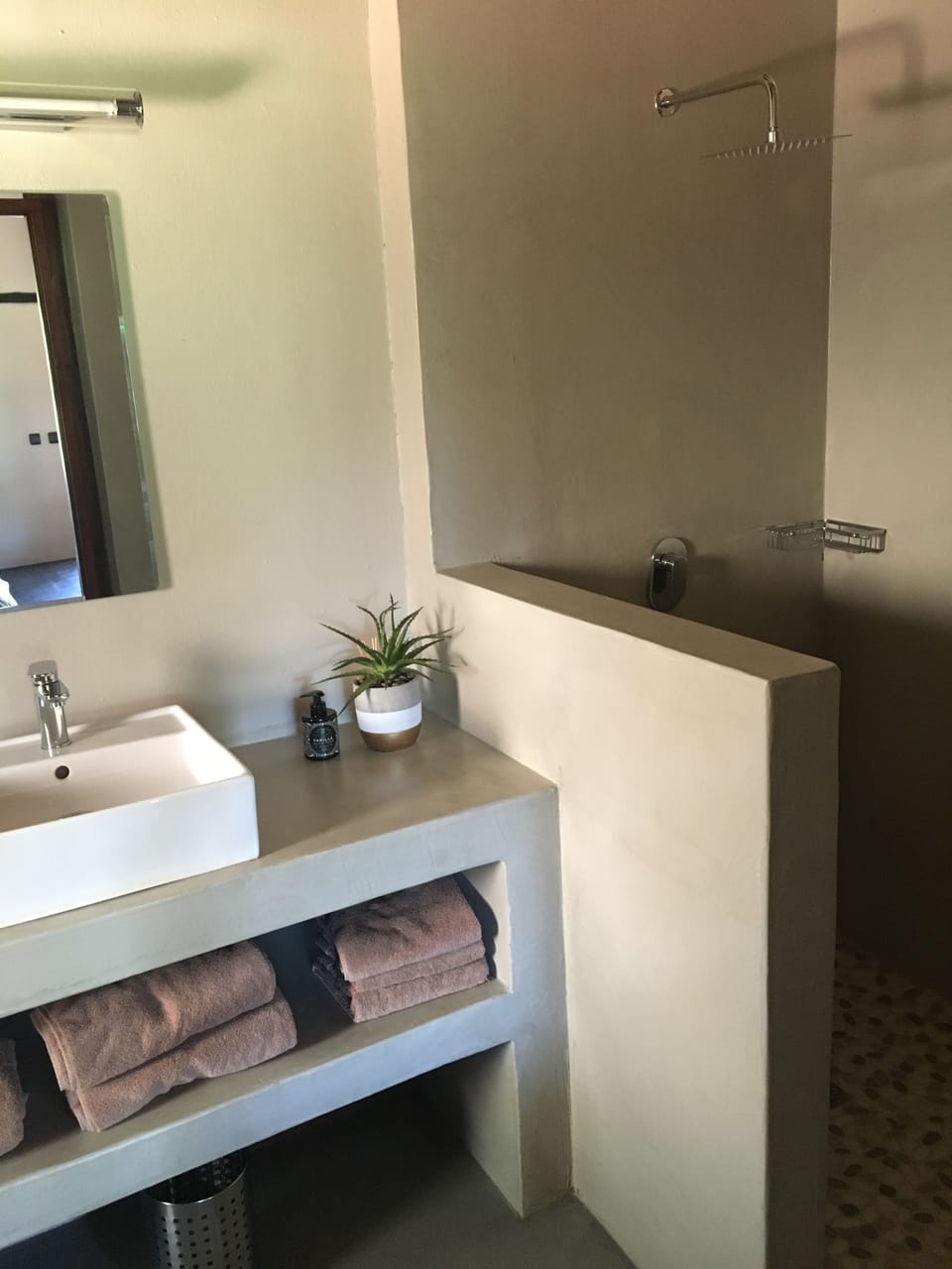 Superior Triple Room (Triple De Luxe) | Bathroom shower