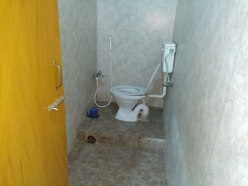 Triple Bedded Deluxe Non AC Room | Bathroom | Shower, free toiletries, slippers, towels