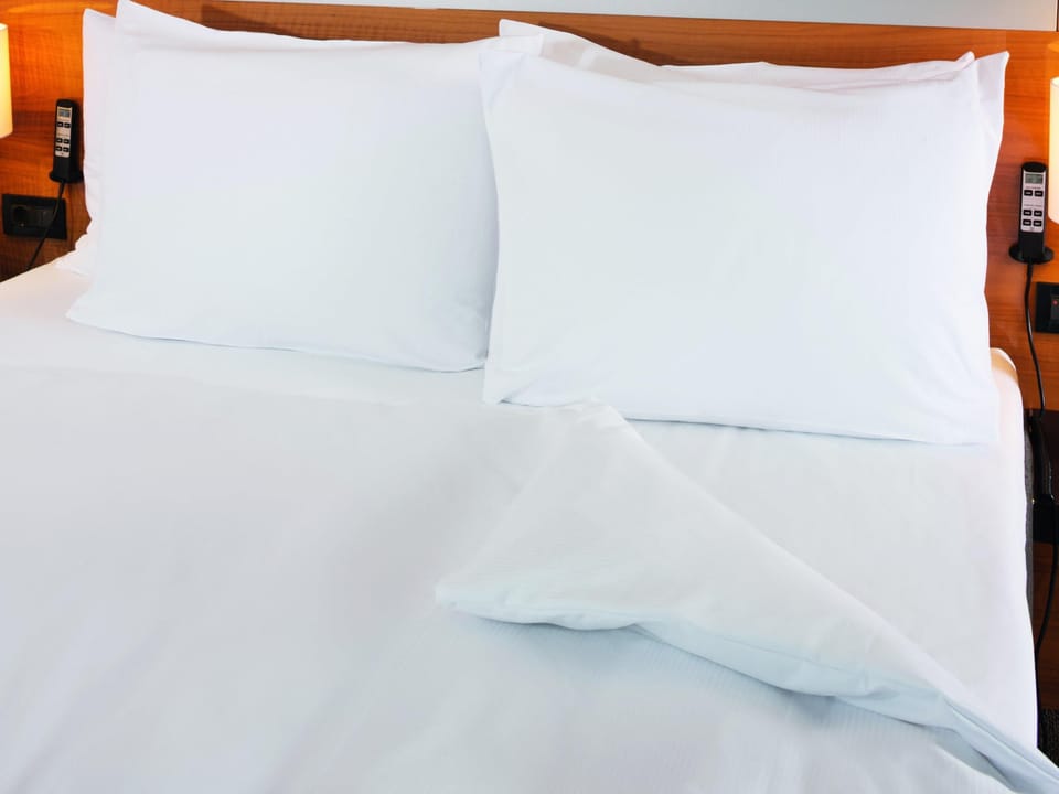 Hypo-allergenic bedding, minibar, in-room safe, desk