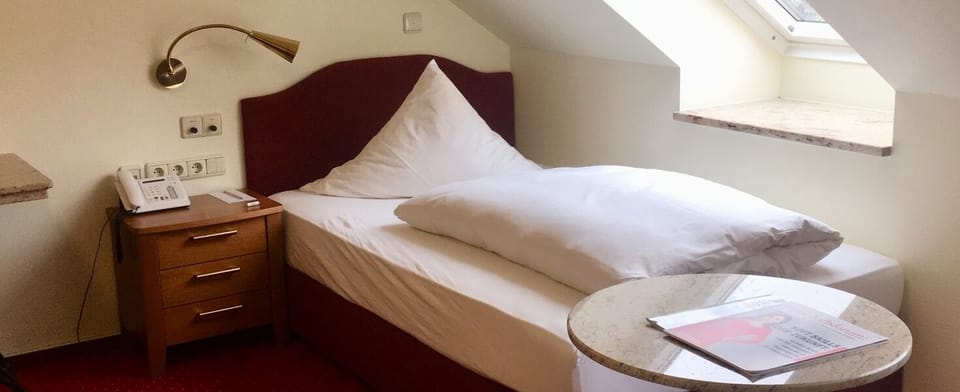 Single Room | Hypo-allergenic bedding, minibar, in-room safe, desk