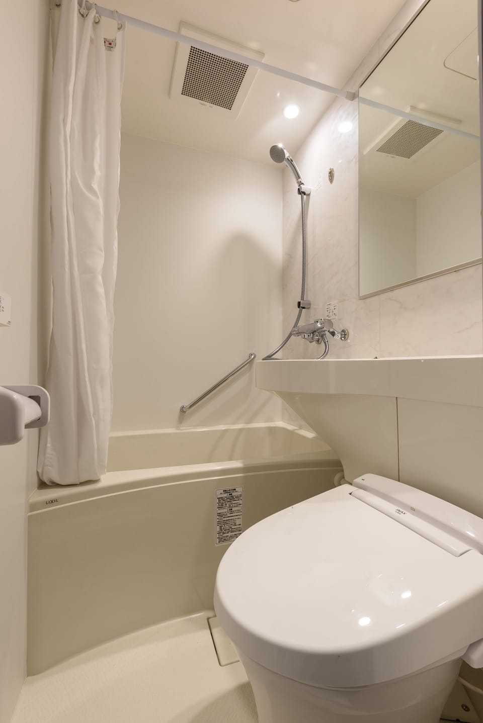 Combined shower/tub, deep soaking tub, hair dryer, slippers