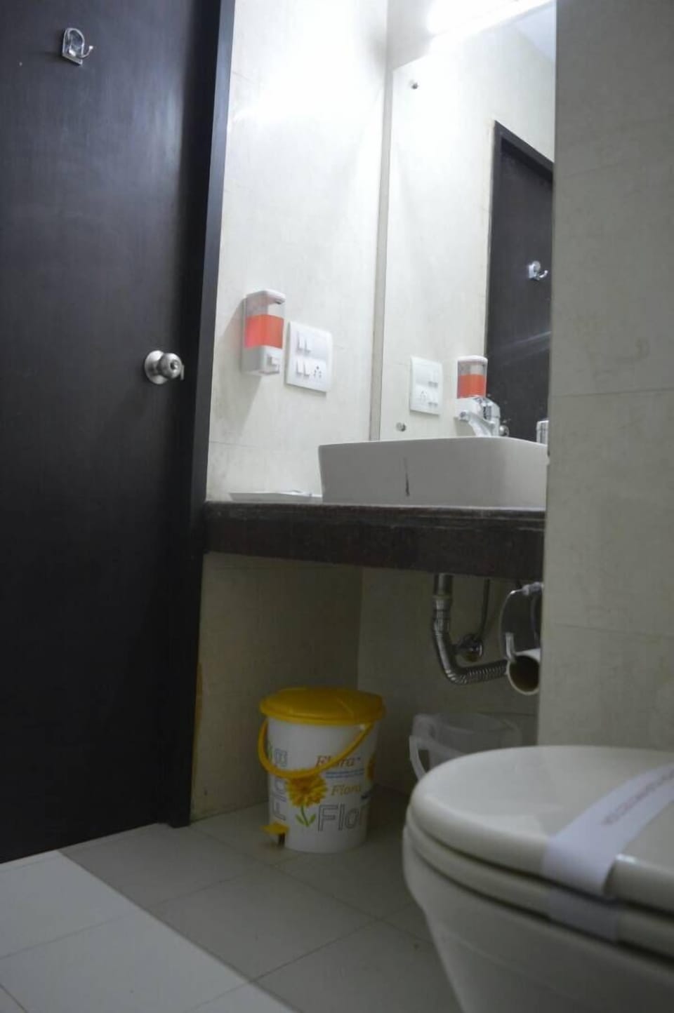 Standard Twin Room, 2 Twin Beds | Bathroom | Shower, slippers