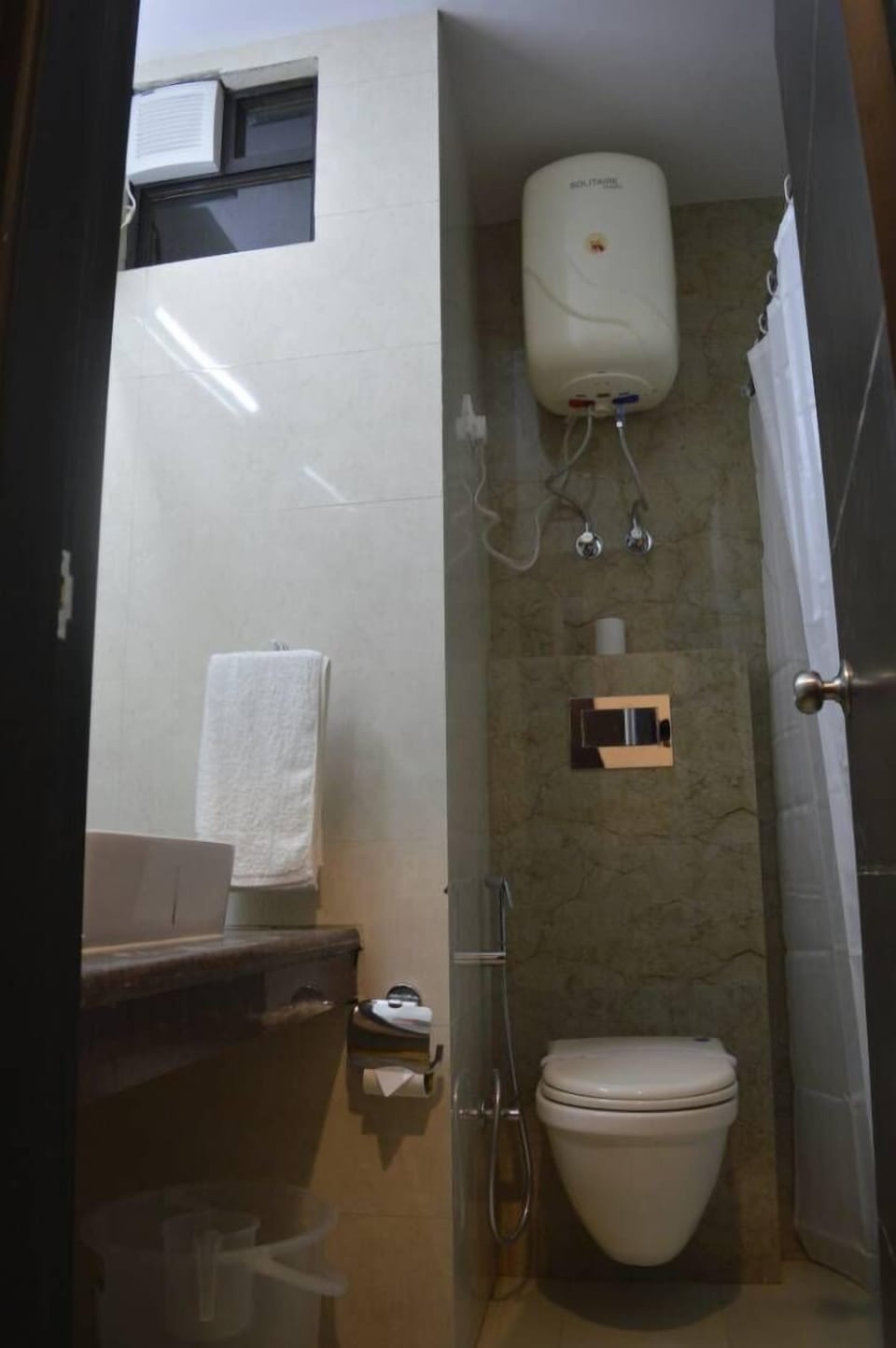 Standard Twin Room, 2 Twin Beds | Bathroom | Shower, slippers