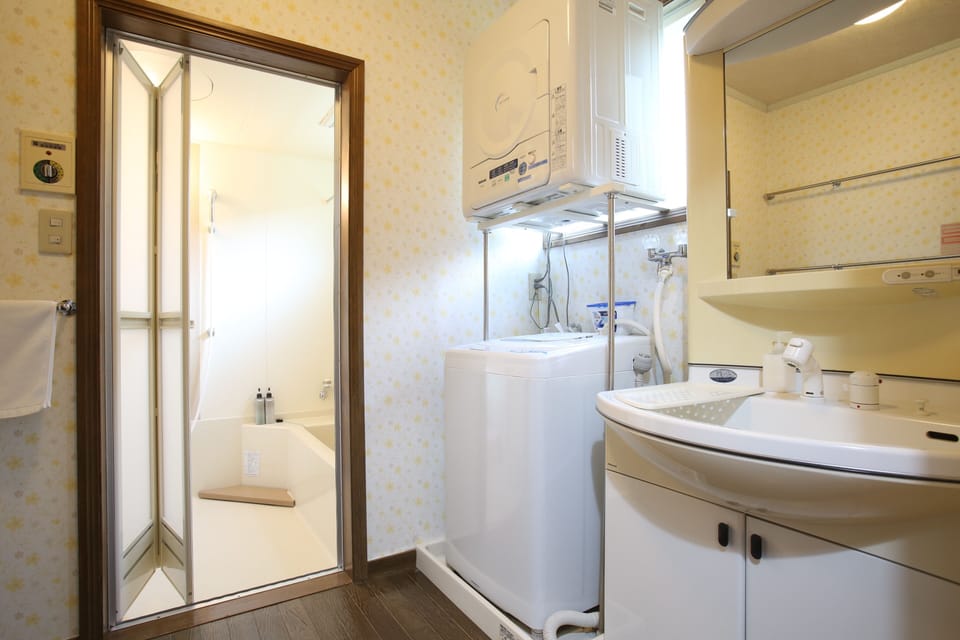 Family House, 4 Bedrooms | Bathroom | Separate tub and shower, deep soaking tub, free toiletries, hair dryer