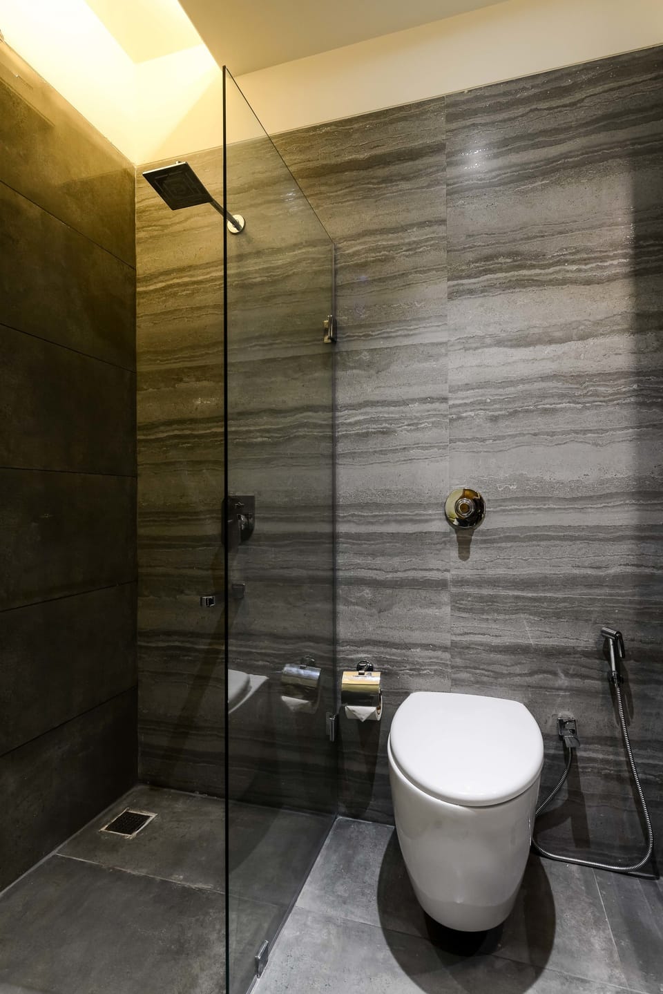 Shower, rainfall showerhead, free toiletries, towels