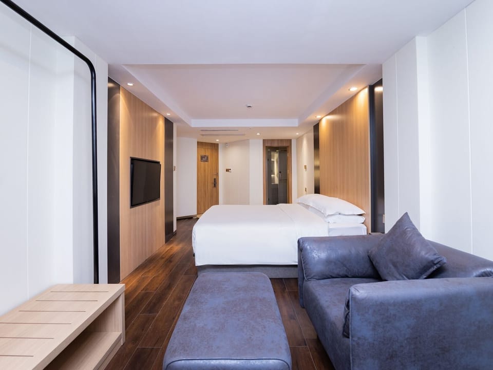 Business Suite | Down comforters, desk, blackout drapes, free WiFi