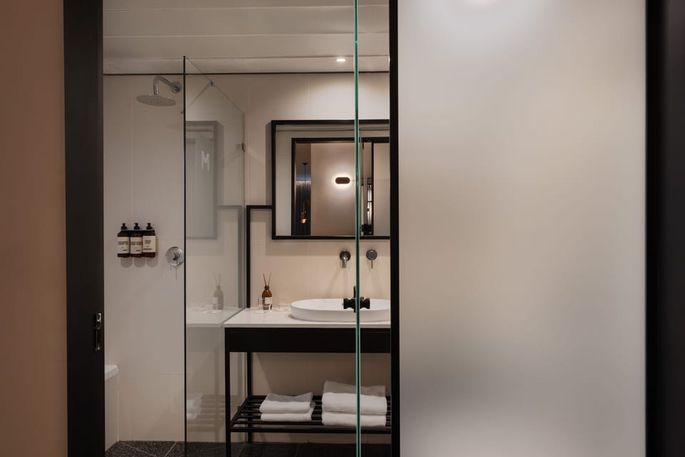 Grand Deluxe | Bathroom sink