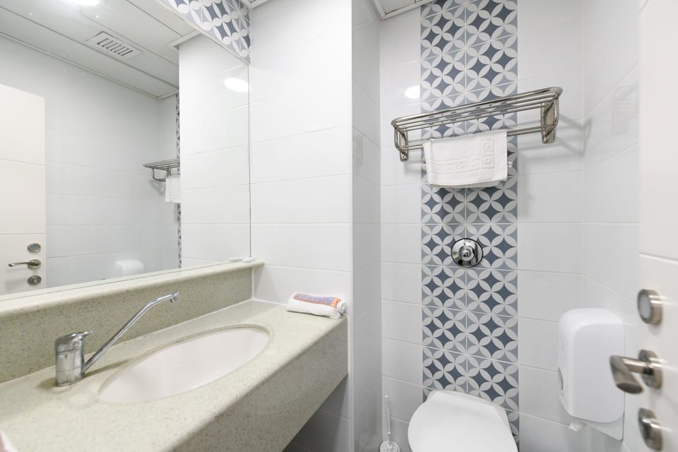 Standard Room | Bathroom | Shower, towels