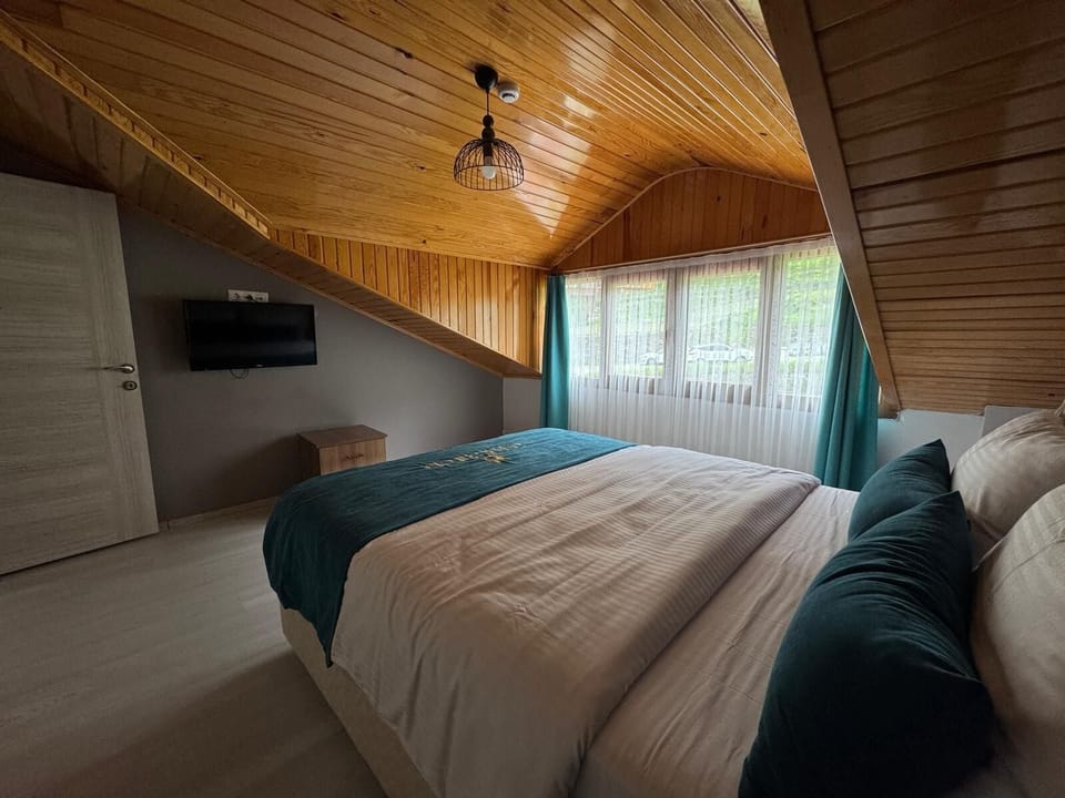 Apartment, 3 Bedrooms, Lake View | Egyptian cotton sheets, premium bedding, desk, soundproofing