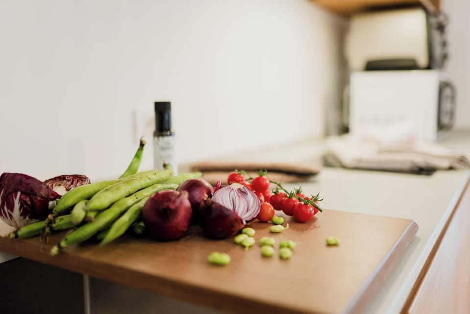 Full-size fridge, microwave, oven, stovetop
