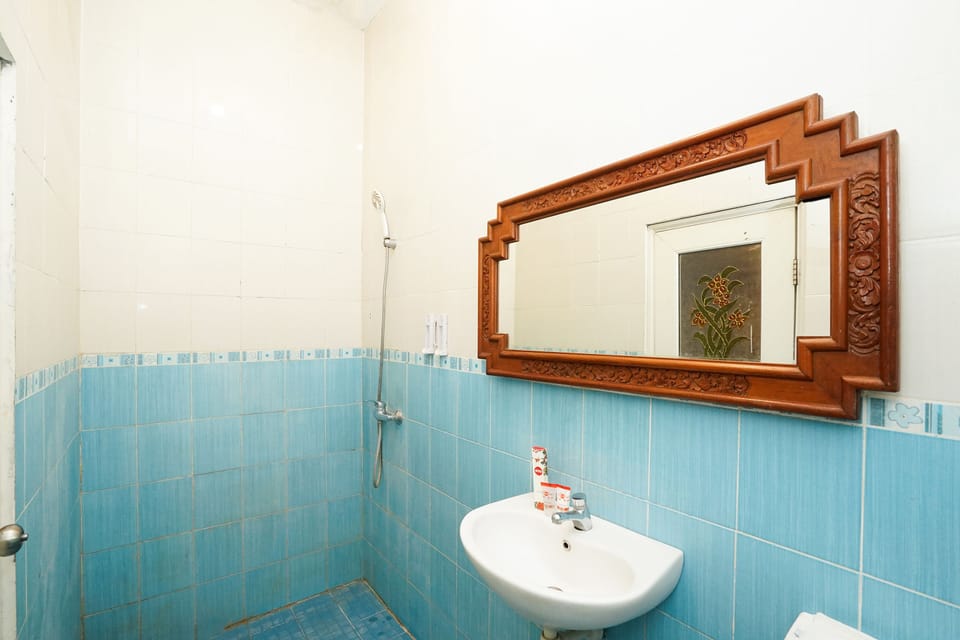 Standard Double Room, 1 Double Bed | Bathroom | Shower, towels