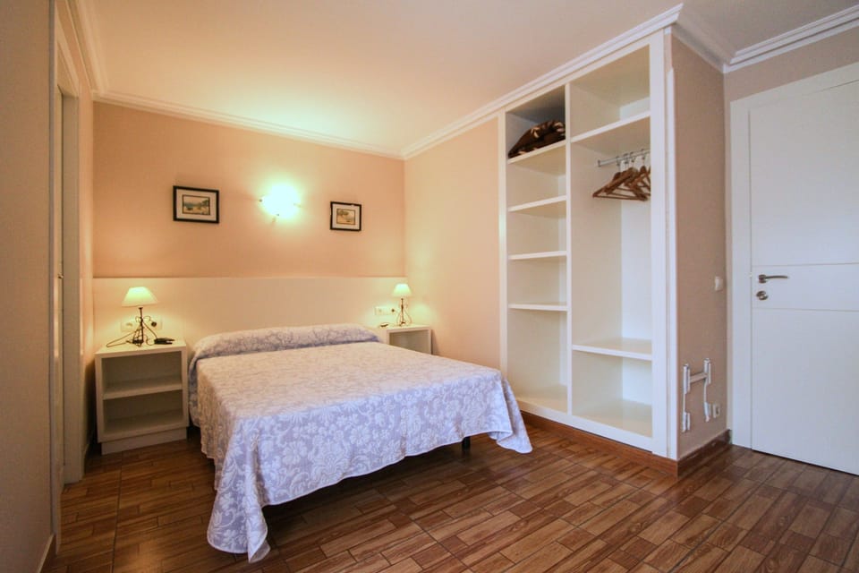 Double Room | Desk, bed sheets