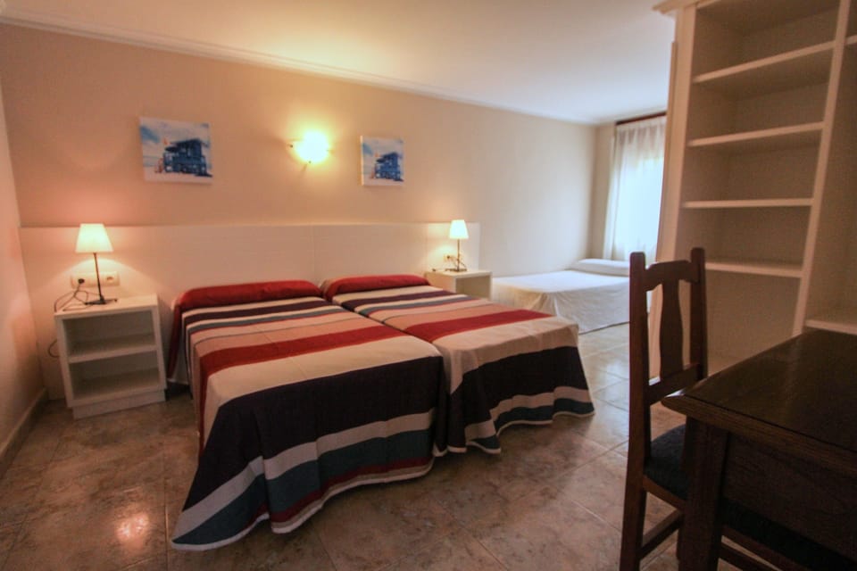 Triple Room | Desk, bed sheets