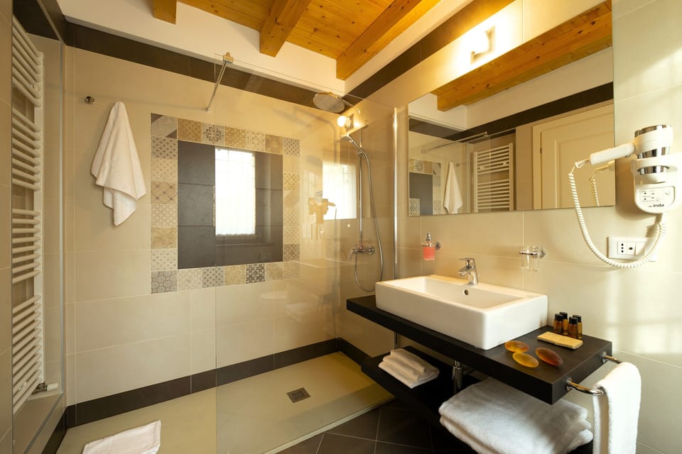 Combined shower/tub, rainfall showerhead, eco-friendly toiletries