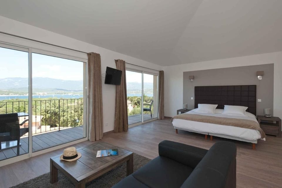 Junior Suite, Sea View | Premium bedding, minibar, in-room safe, soundproofing
