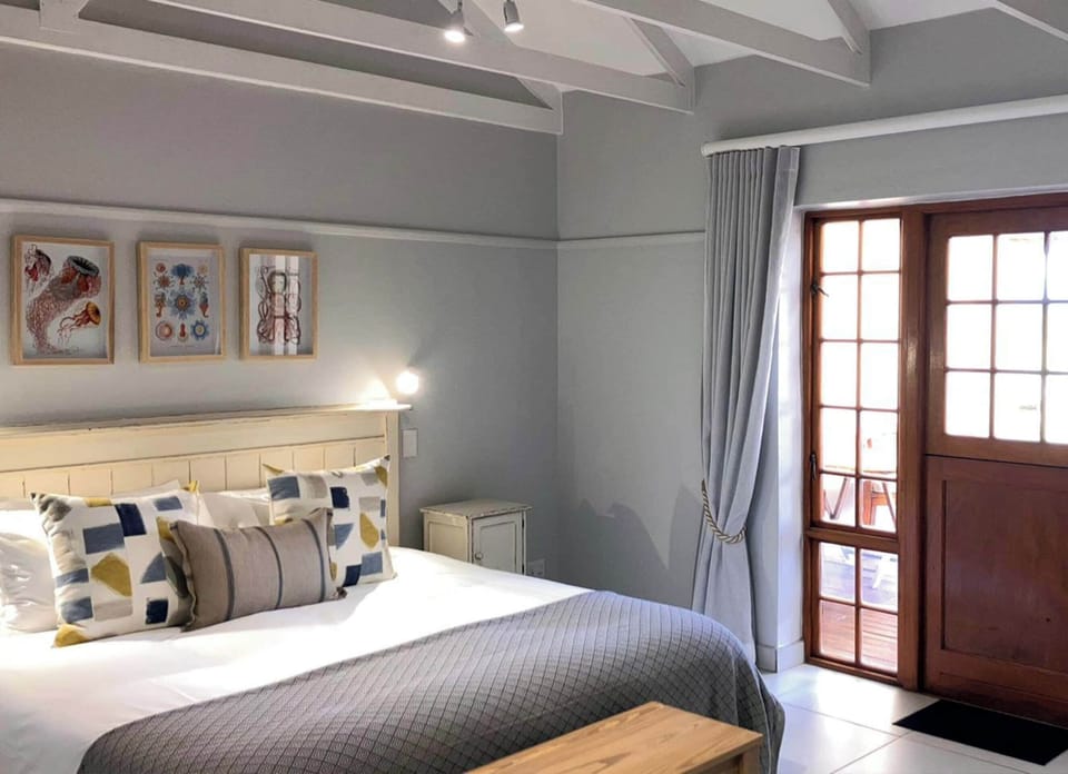 Premium bedding, pillowtop beds, minibar, in-room safe