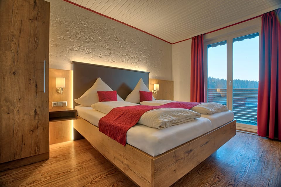 Doppelzimmer | In-room safe, laptop workspace, free WiFi, bed sheets