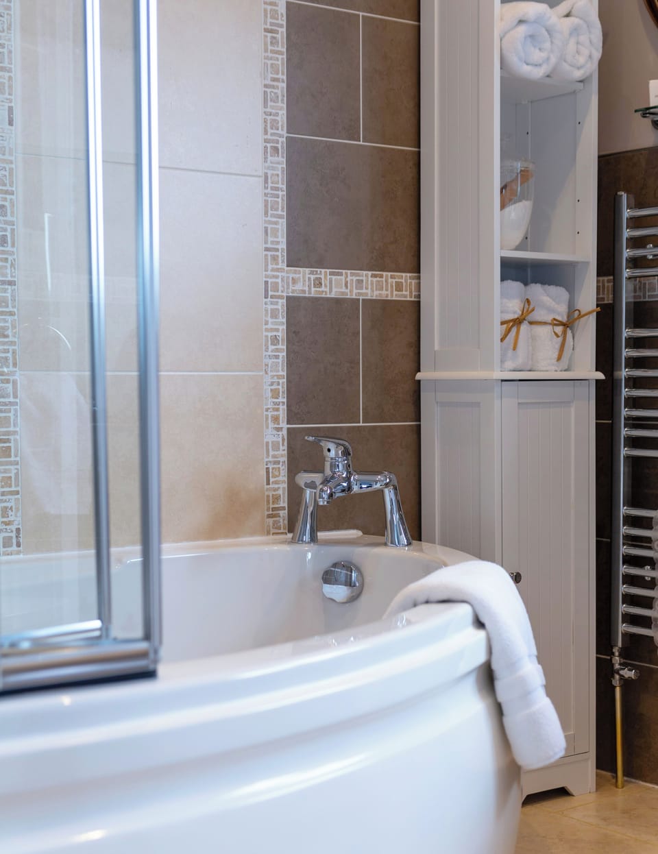 Superior Double Room, 1 Queen Bed, Bathtub | Bathroom | Hair dryer, towels, soap, toilet paper