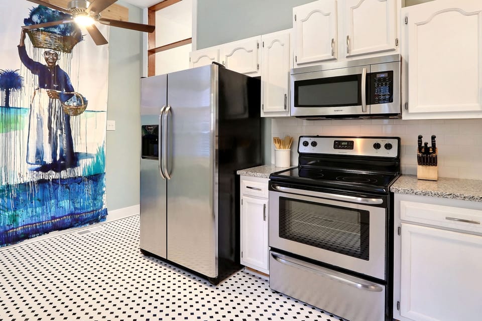 Apartment, Multiple Beds | Private kitchen | Full-size fridge, microwave, oven, stovetop
