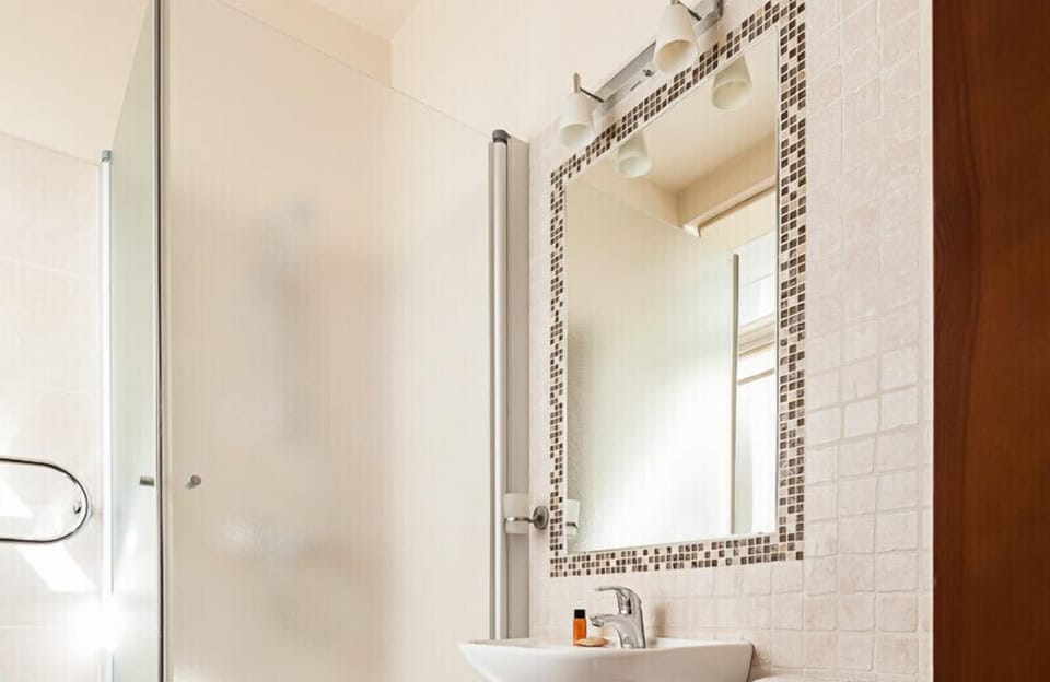 Economy Single Room, City View | Bathroom | Shower, free toiletries, hair dryer, towels