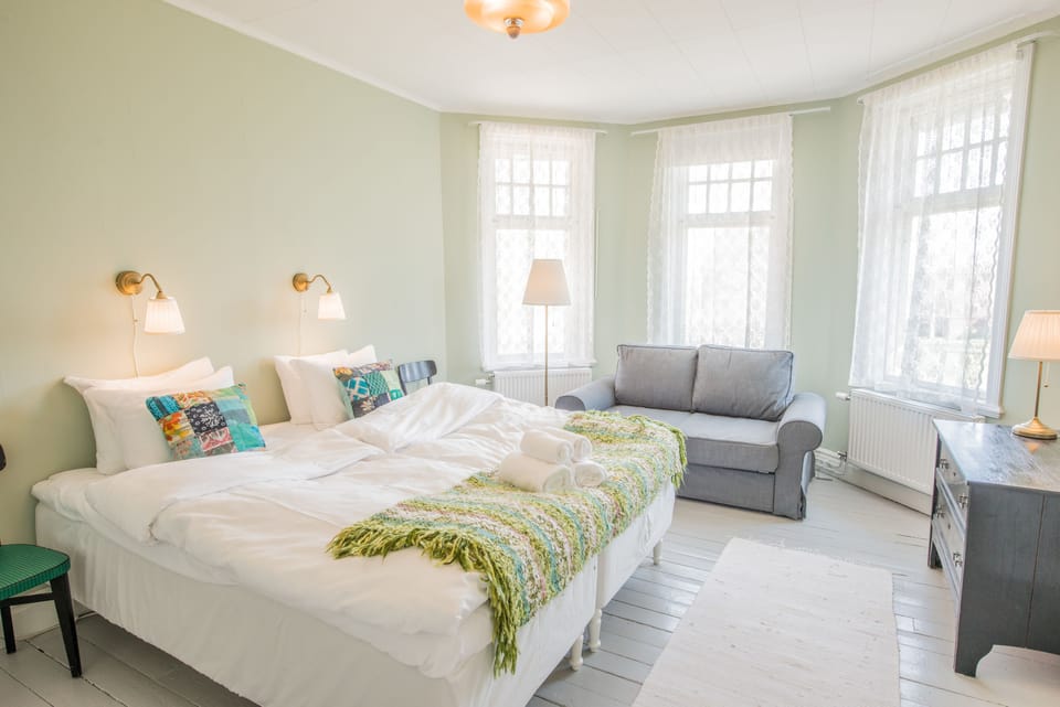 Family Room | Desk, iron/ironing board, free WiFi, bed sheets