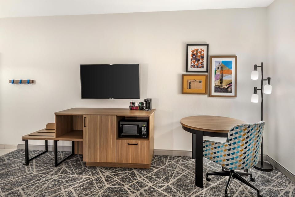 Room, 1 King Bed, Accessible, Non Smoking | Premium bedding, down comforters, blackout drapes, iron/ironing board